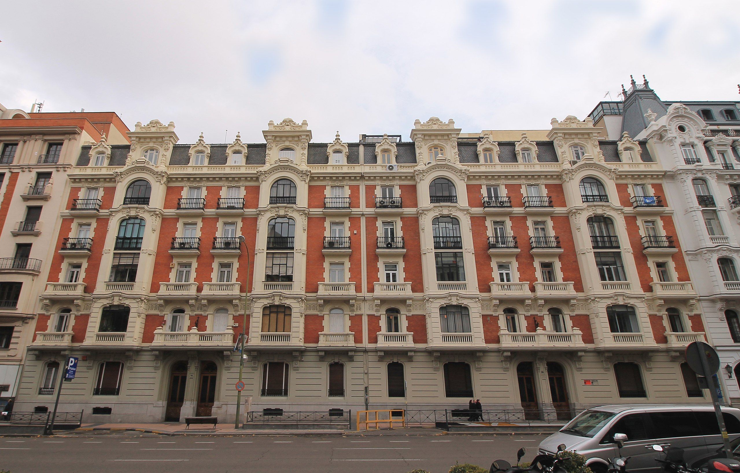 Edificio Mathet, construido hace más de un siglo, en la calle Velázquez