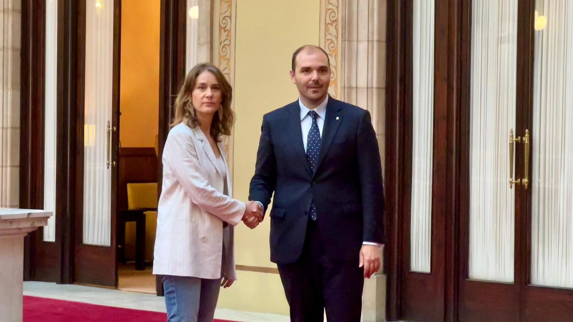 El conseller de la Presidencia de la Generalitat, Albert Dalmau, y la líder de los Comuns, Jéssica Albiach, en el Parlament