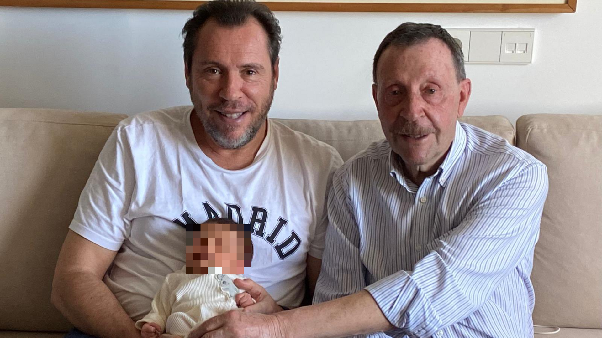 El ministro de Transportes Óscar Puente, con su padre y su hijo