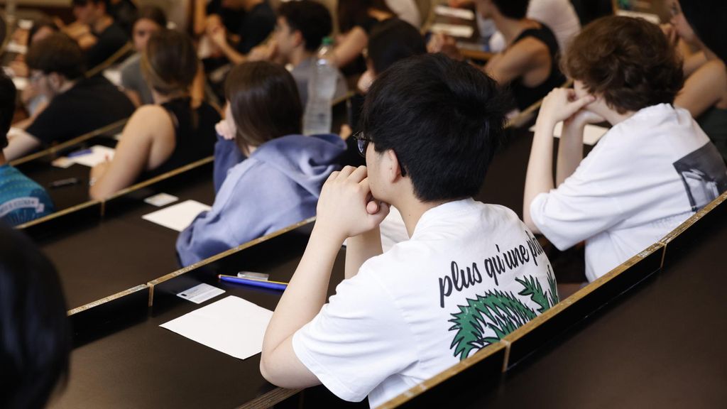 Estudiantes, a punto de realizar un examen