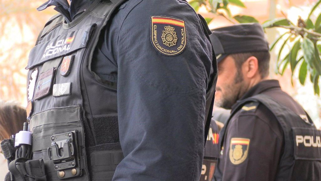 Imagen de archivo de dos agentes de la Policía Nacional
