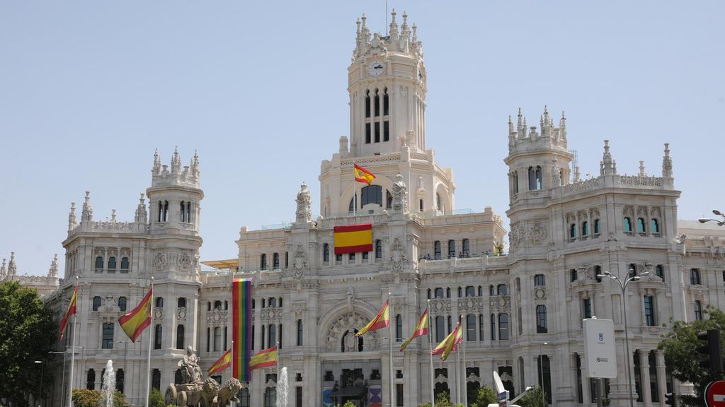 La bandera arcoíris luce en la fachada del ayuntamiento de Madrid en una imagen de 2019