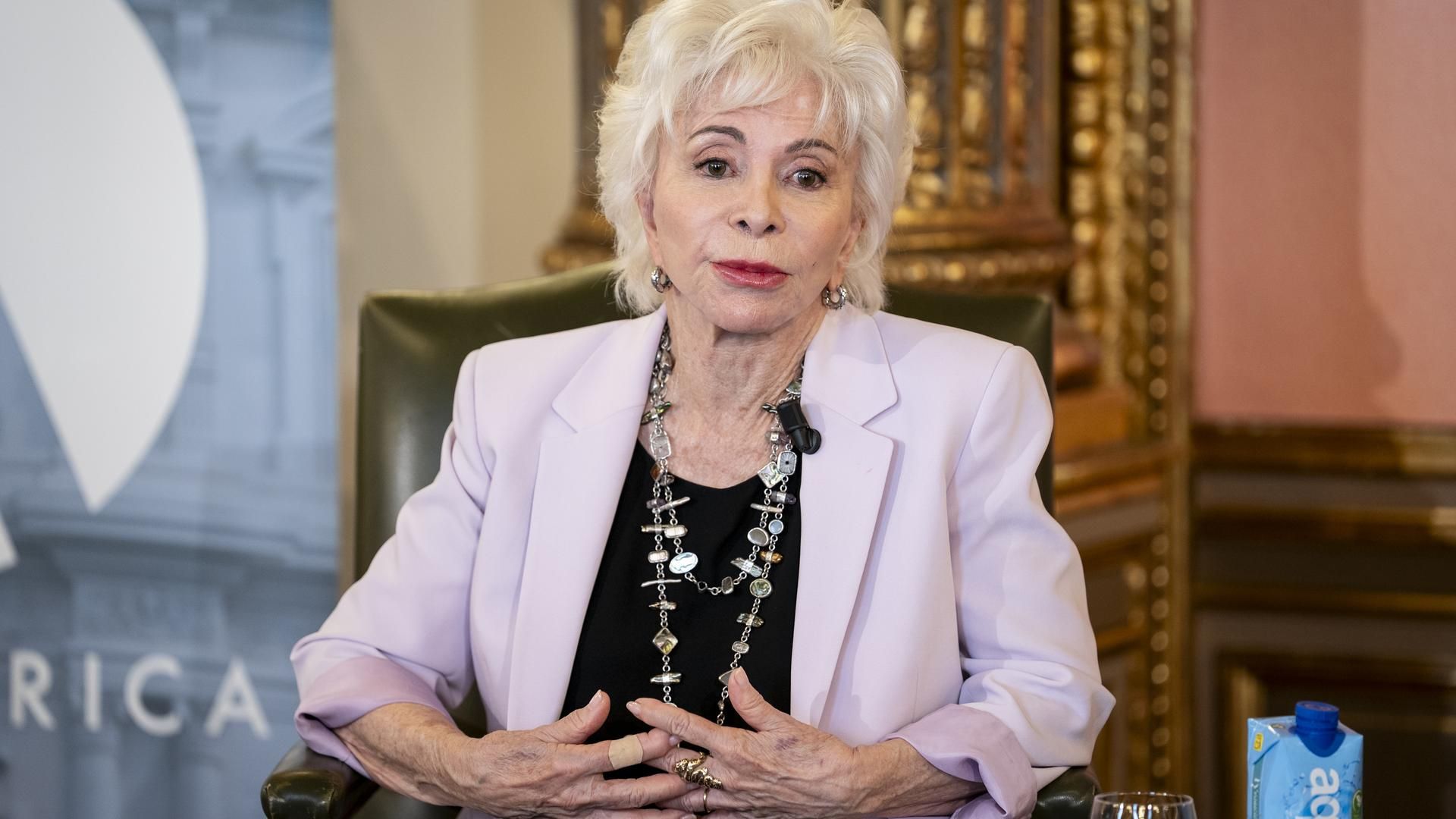 La escritora chilena Isabel Allende La escritora chilena Isabel Allende