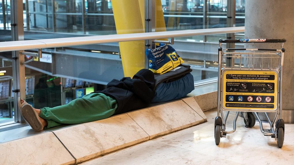 Las personas sin hogar, desamparadas ante el cierre del aeropuerto de Barajas: "No me llega para alquilar"