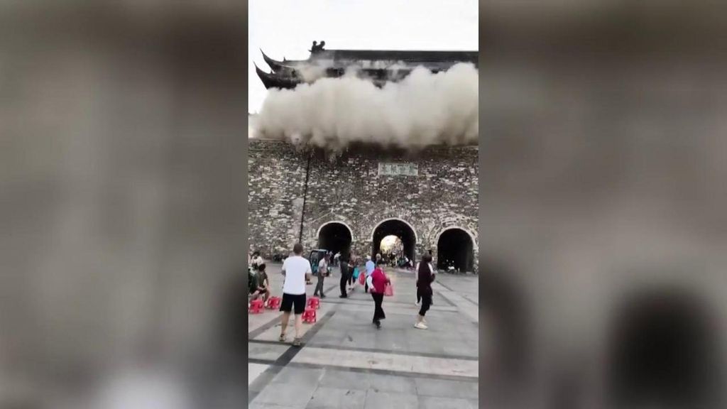 Las sorprendentes imágenes del colapso de un templo chino de 650 años