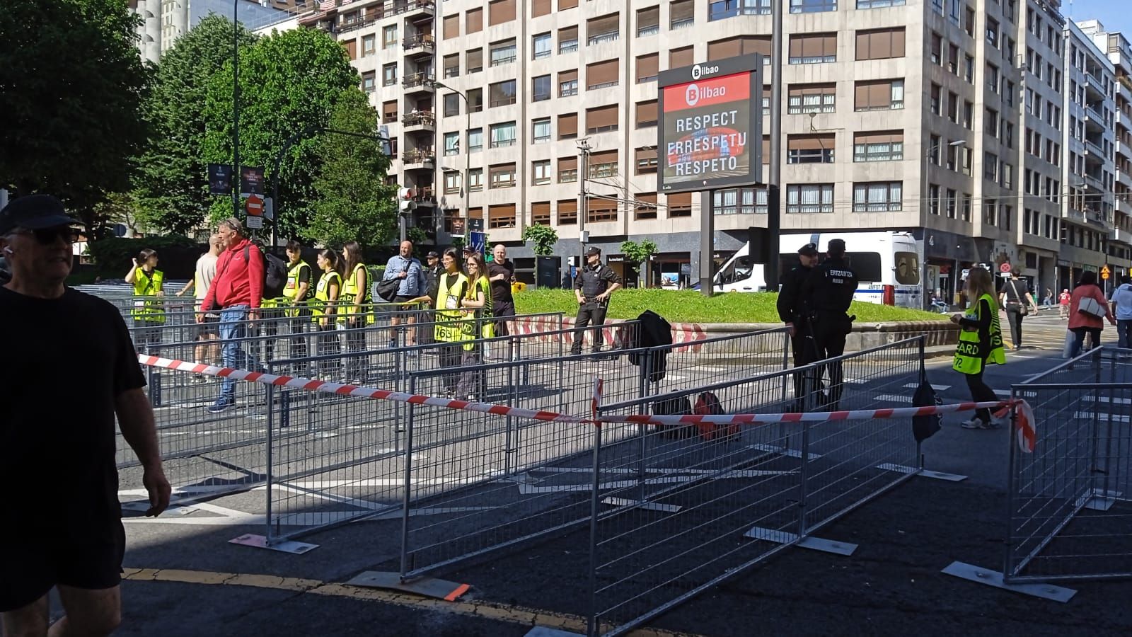 Las vallas que delimitan los accesos forman parte hoy del paisaje urbano de Bilbao