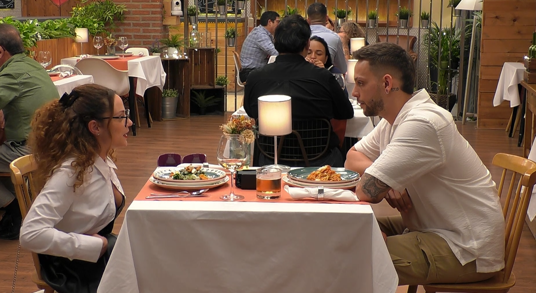 Los solteros hablando de sus profesiones en 'First Dates'