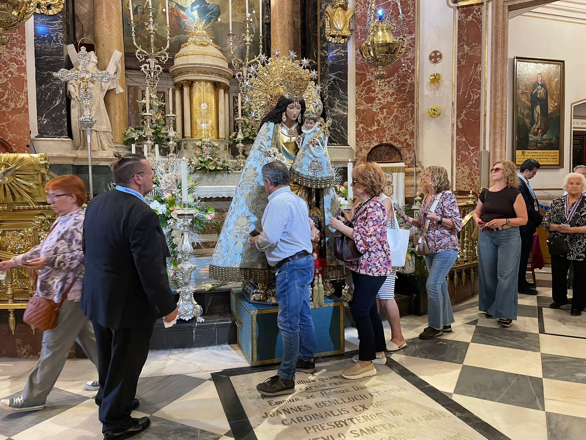 Los valencianos pasan ante la imagen de la Virgen