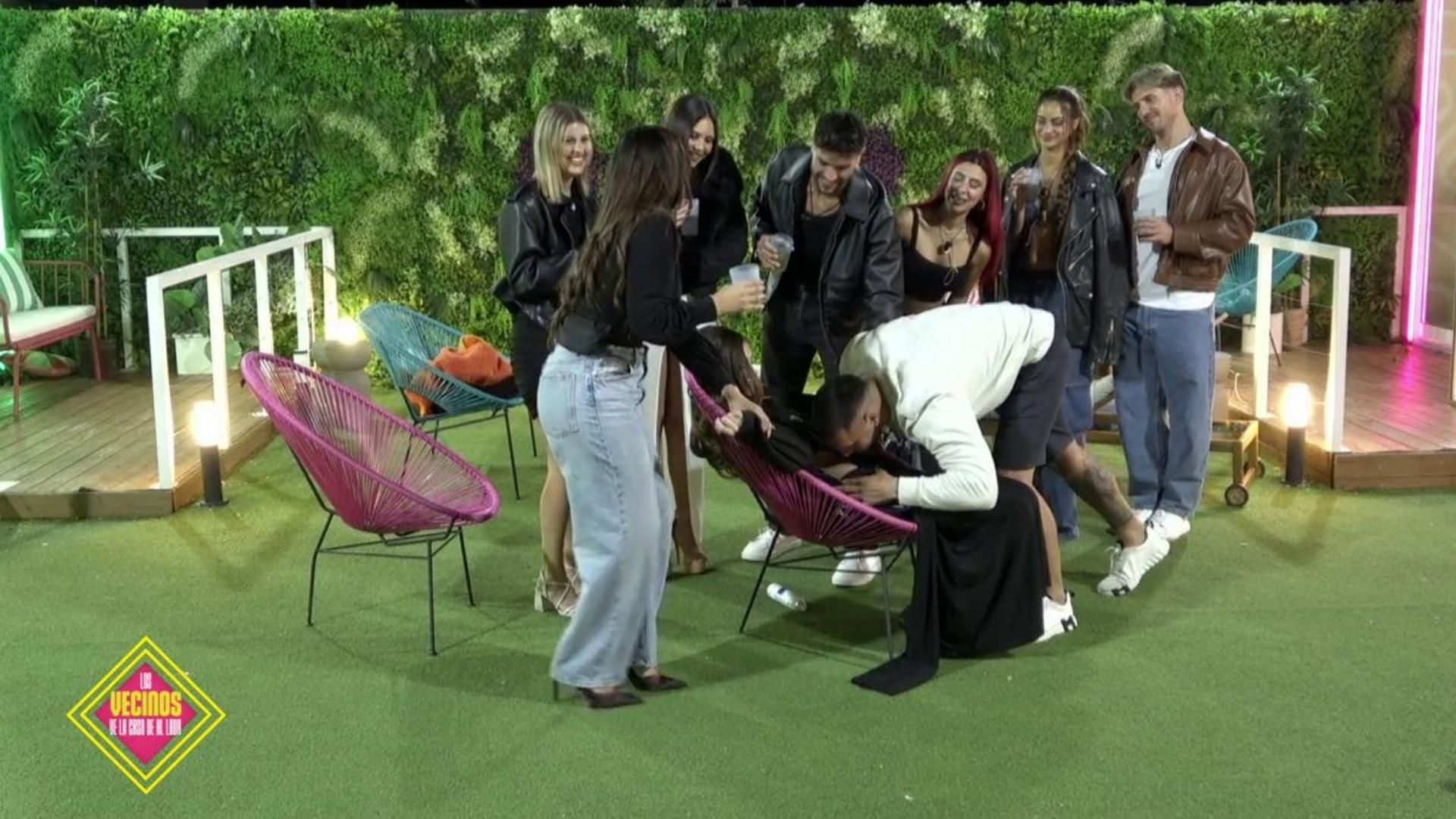 El momentazo en el juego de la botella entre Barranco y Maica con chupetón incluido Los vecinos de la casa de al lado Temporada 2 Top Vídeos 1583