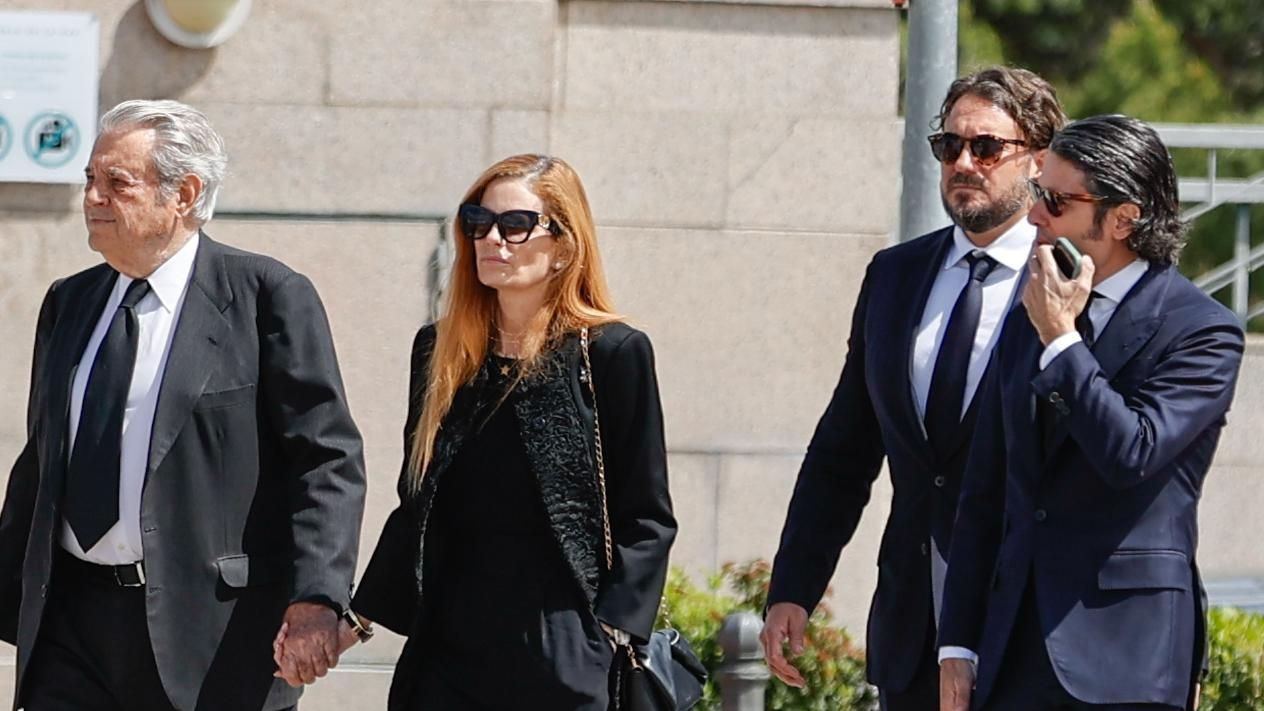 Olivia y Francisco de Borbón, en el último adiós a su padre Olivia y Francisco de Borbón, en el último adiós a su padre