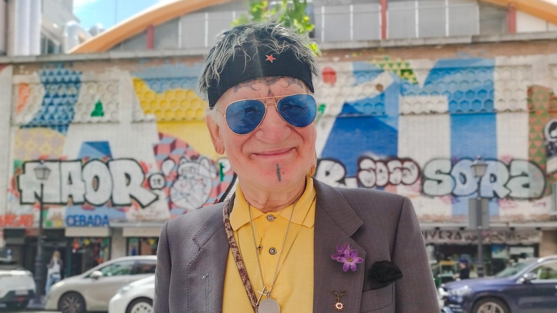 Paco Clavel, muy castizo, frente al Mercado de La Cebada, en Madrid.