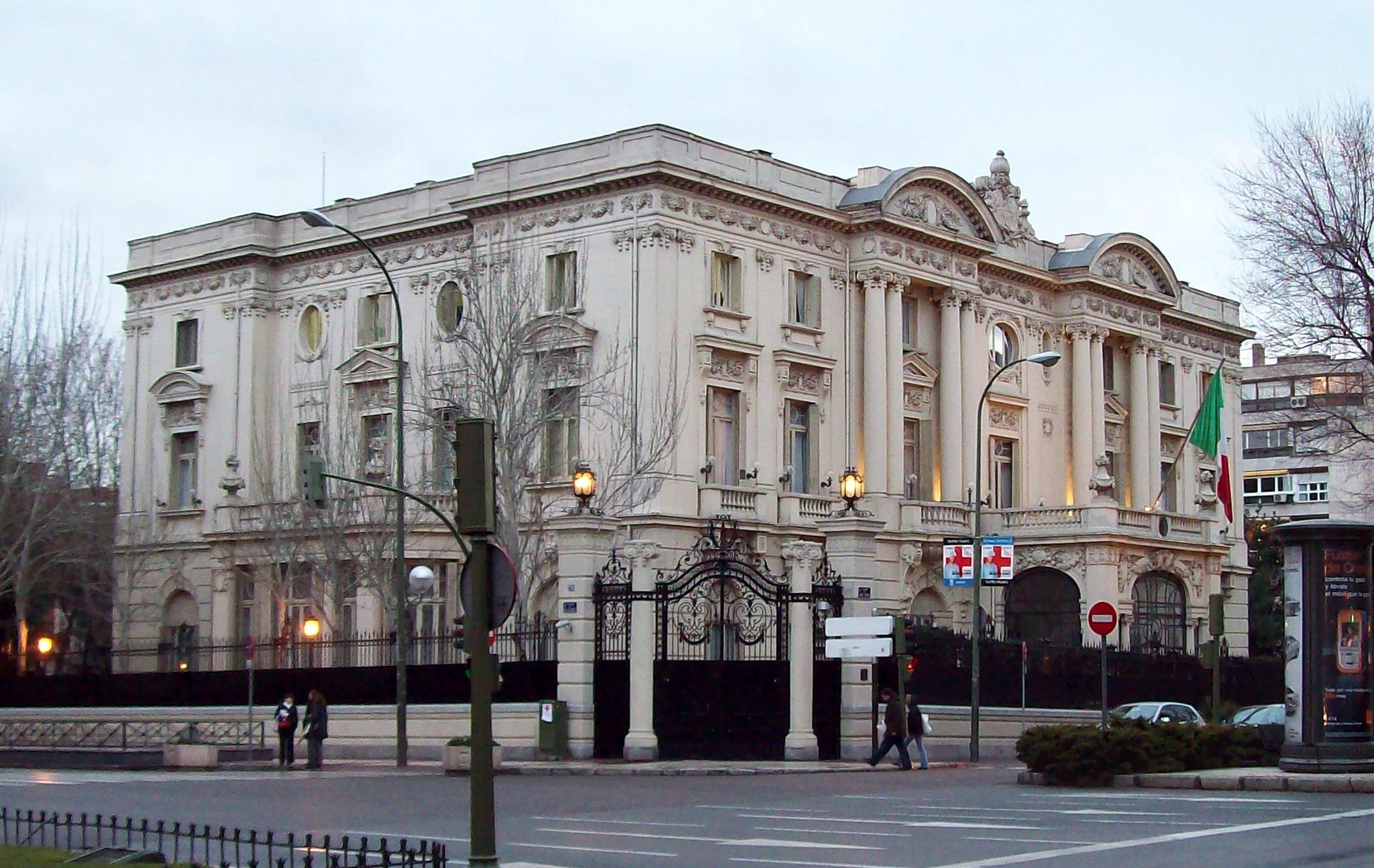 Palacio de Amboage, que alberga la embajada de Italia, cuya parte trasera da a la calle Velázquez