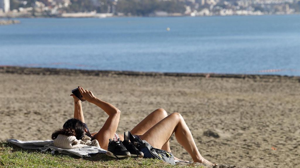 Persona en playa de la Malagueta