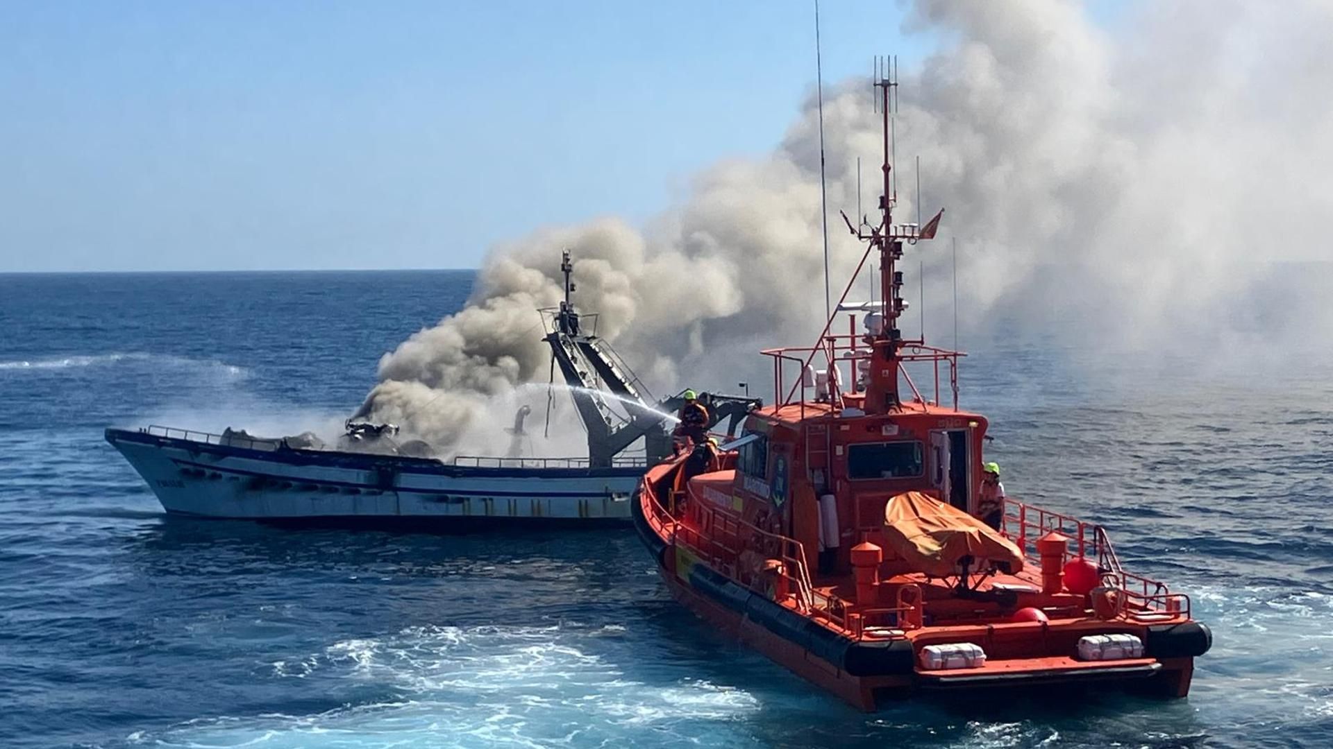 Pesquero Pedro Benzal incendiado en Fuengirola, Málaga