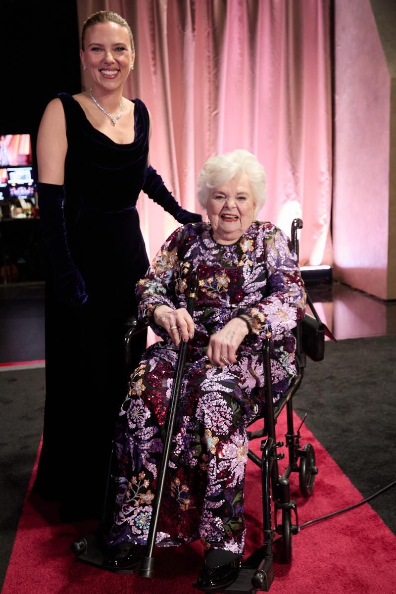 Scarlet Scarlett Johansson y June Squibb