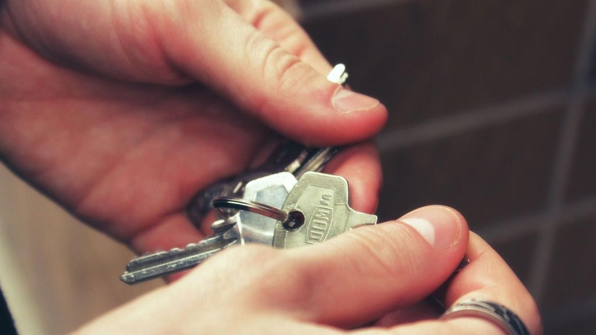 Se dispara la edad de emancipación de los jóvenes españoles por el precio de la vivienda, según Fotocasa