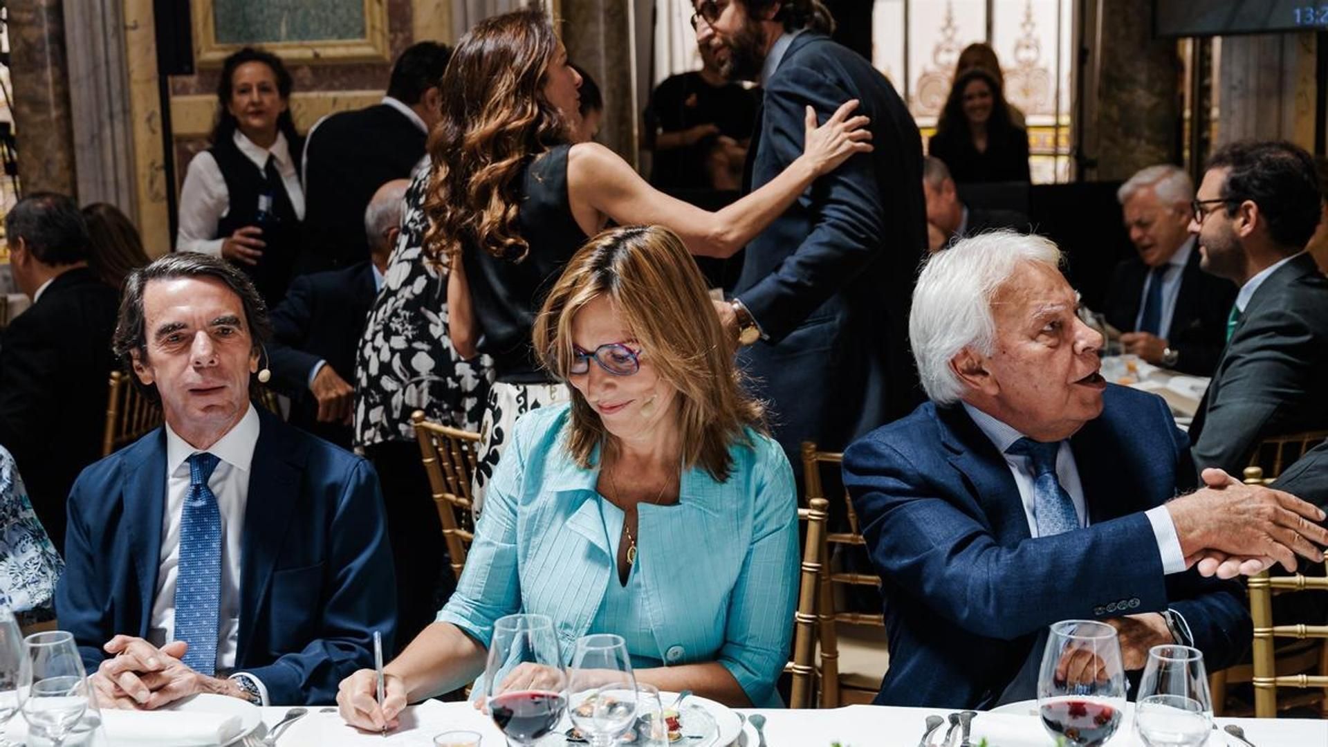 Telma Ortiz, de espaldas, en un acto con Aznar y Felipe González