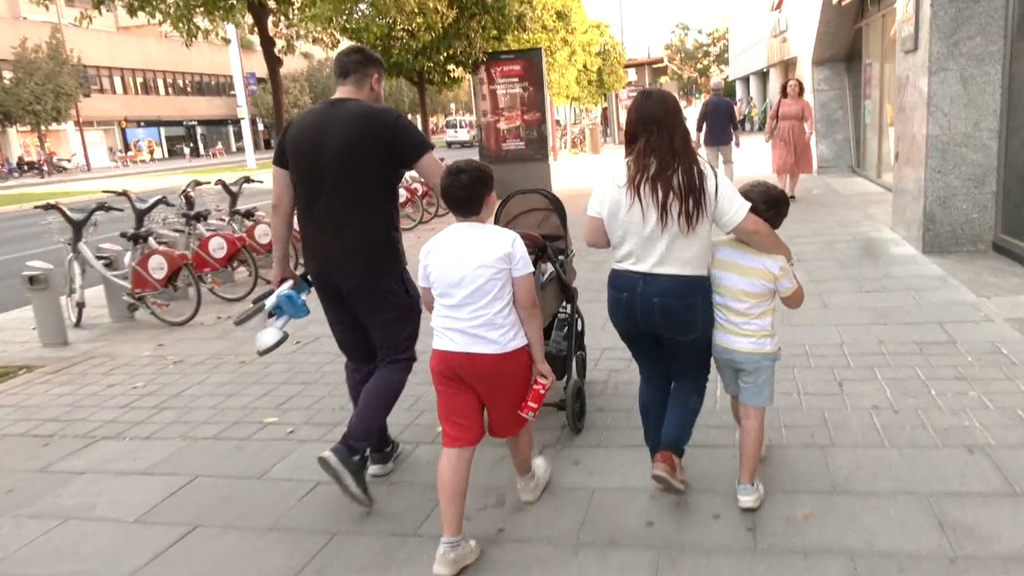 Trabajar y no llegar a fin de mes, el problema de las familias españolas: "Hay meses que son imposibles"