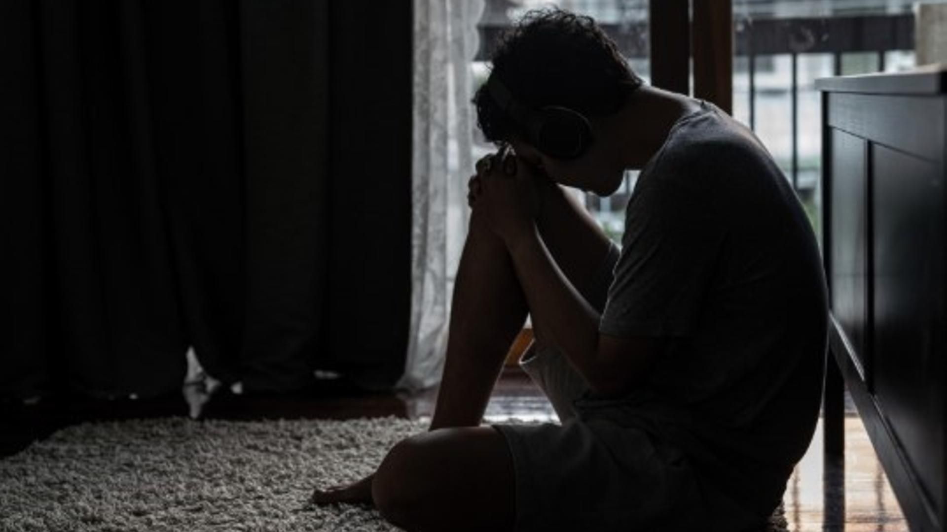 Un adolescente en una habitación.