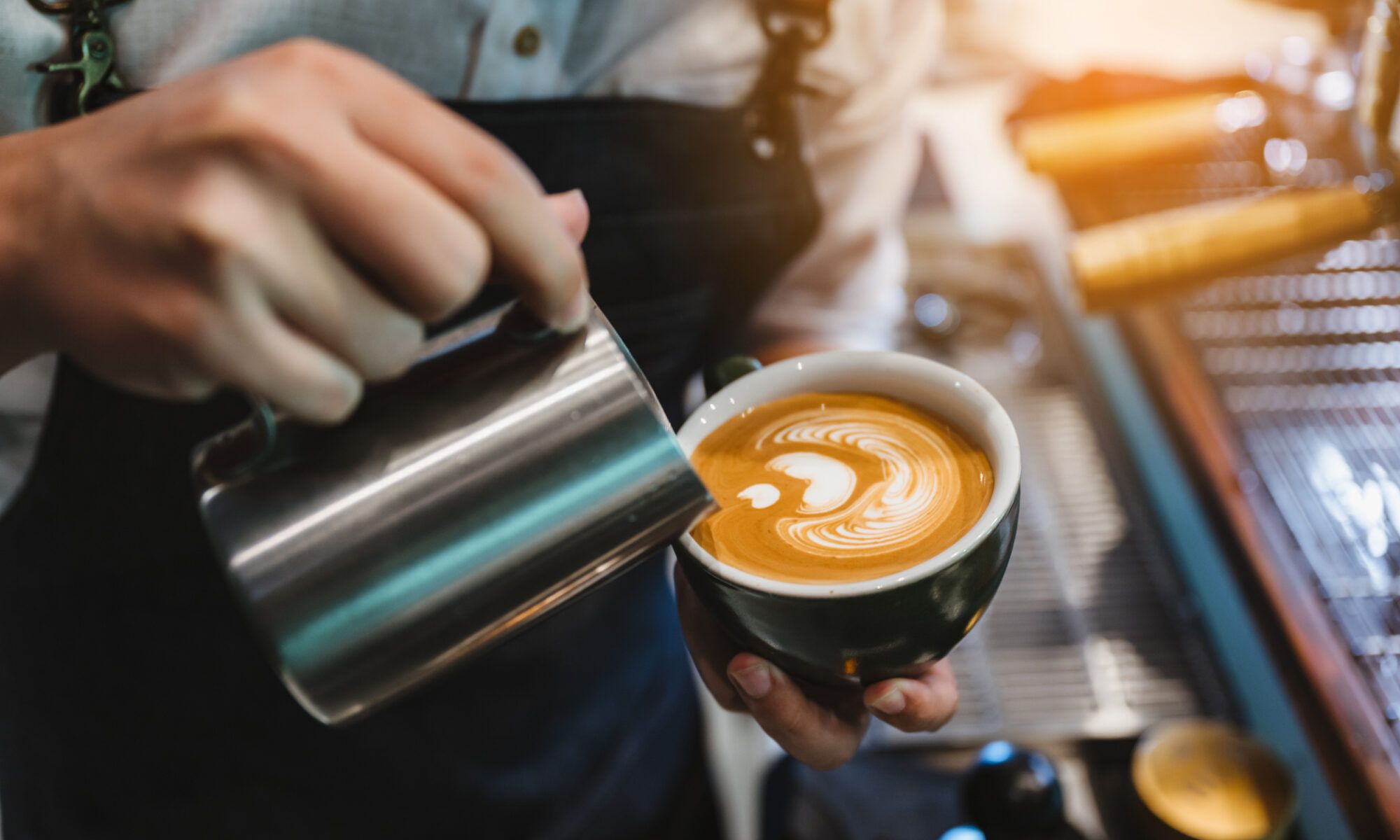Un barista preparando un café con leche