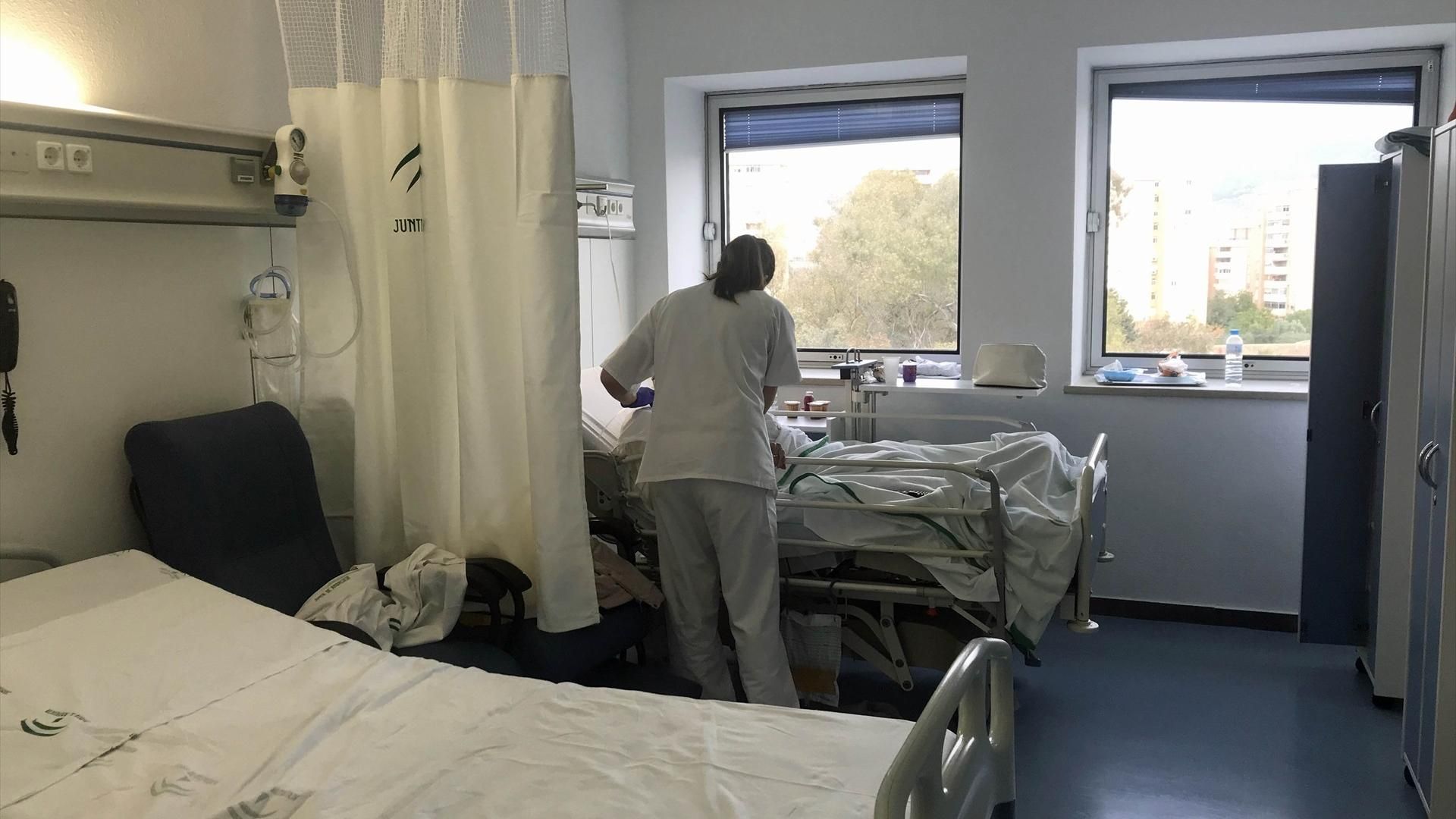 Una enfermera atiende a una paciente en una habitación de la sexta planta del Materno Infantil del Hospital Regional de Málaga Una enfermera atiende a una paciente en una habitación de la sexta planta del Materno Infantil del Hospital Regional de Málaga