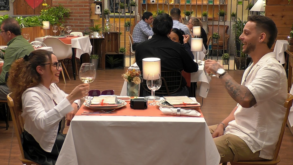 Una soltera con discapacidad de ‘First Dates’ deja a su cita mudo con su humor negro: “Me gusta el sexo a tres”