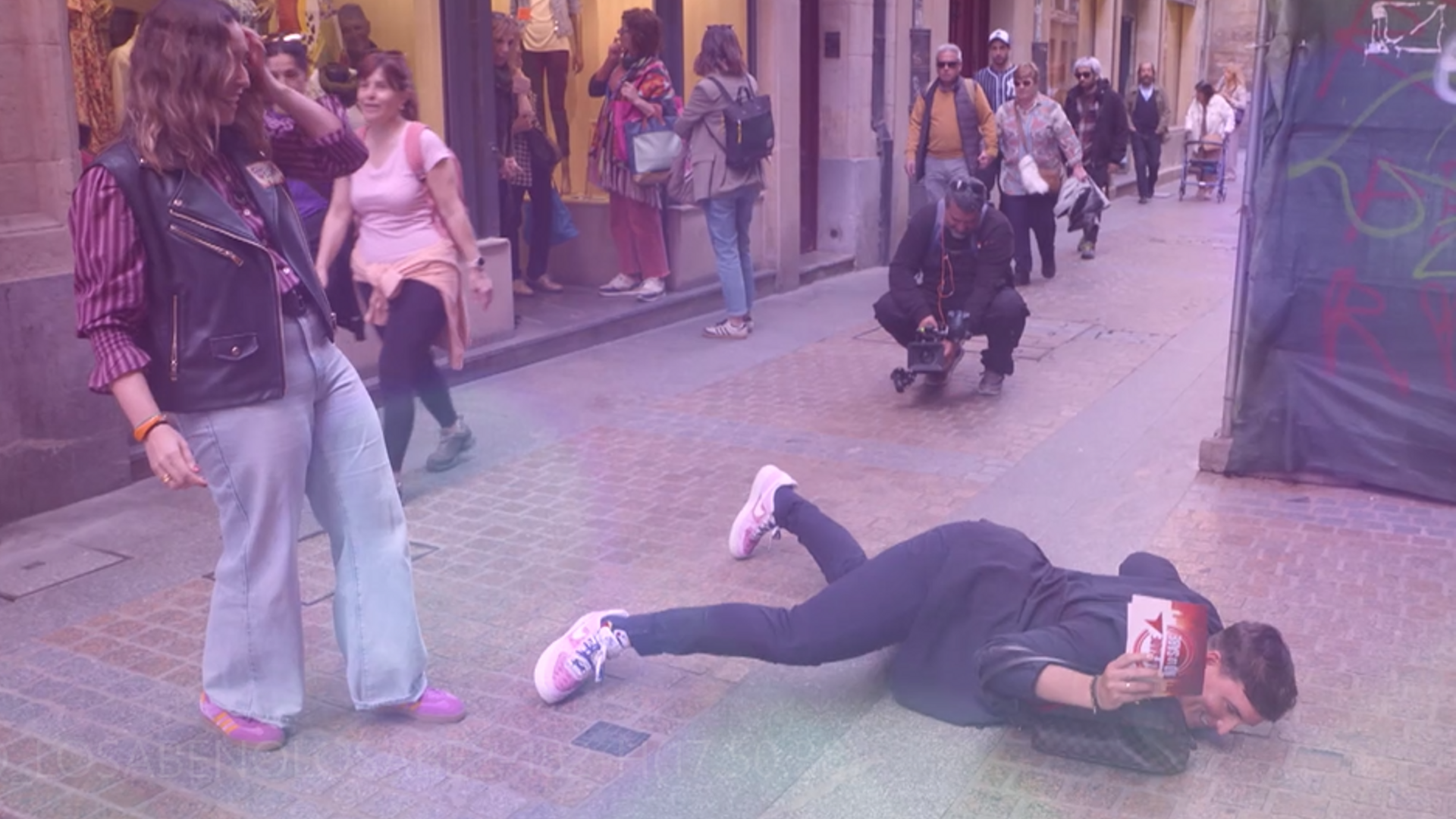 Xuso Jones se atreve con los pasos prohibidos y acaba perreando hasta abajo en ‘Lo sabe, no lo sabe’