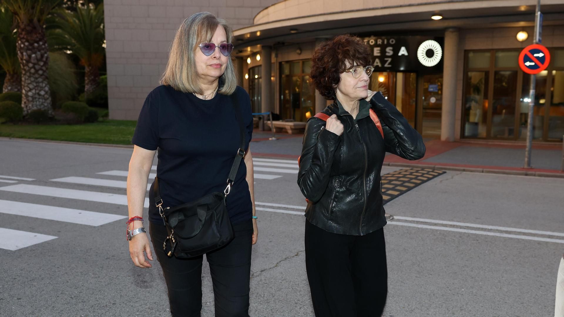 Adriana y Emma Ozores abandonan el tanatorio de La Paz