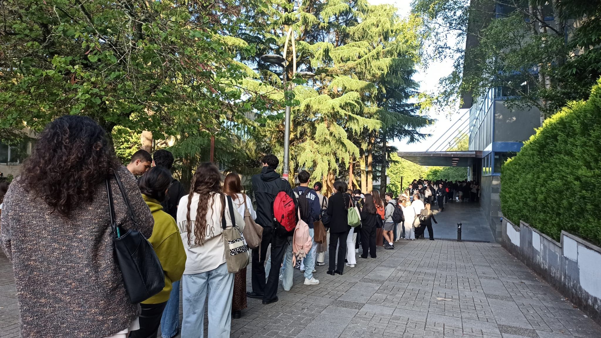 Cola de estudiantes para acceder a la biblioteca Conchi de Santiago