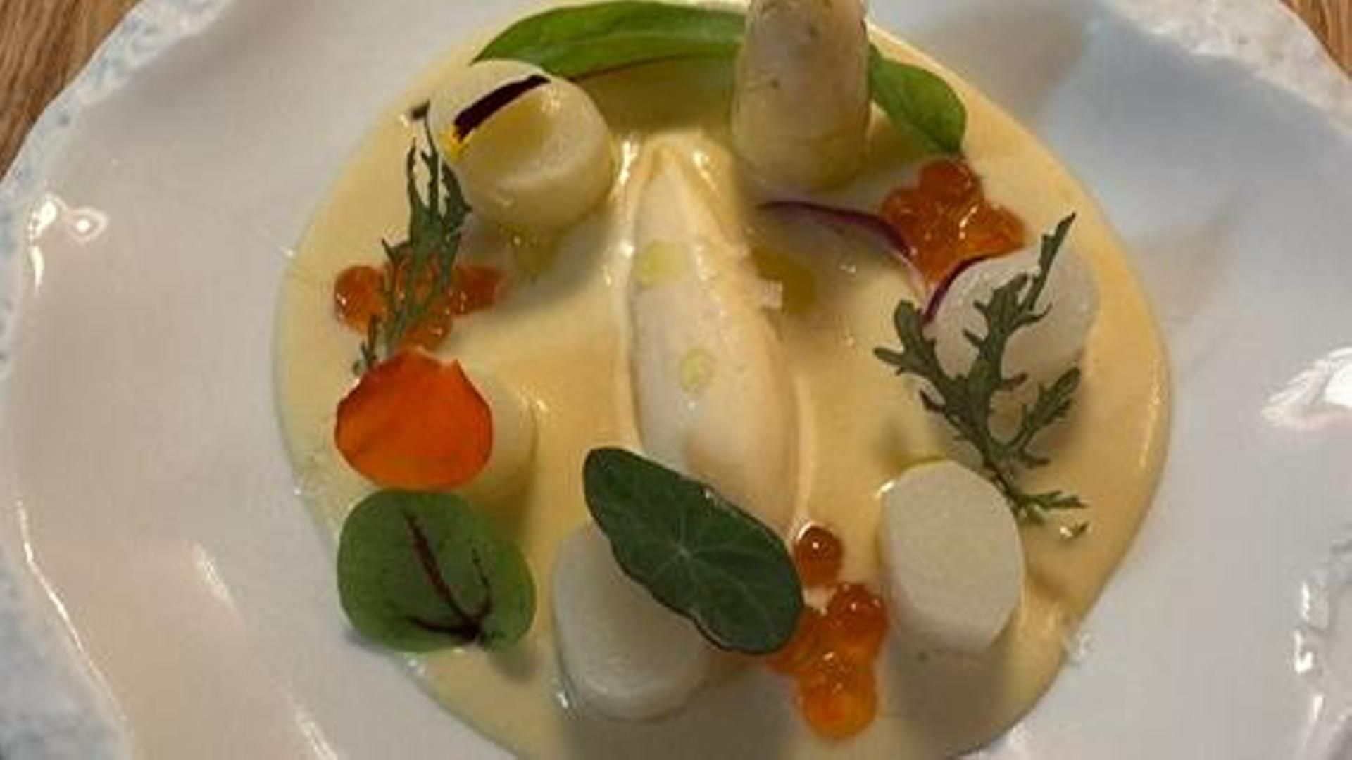 Espárragos de Tudela de Duero con helado de espárrago y sopa de ajoblanco