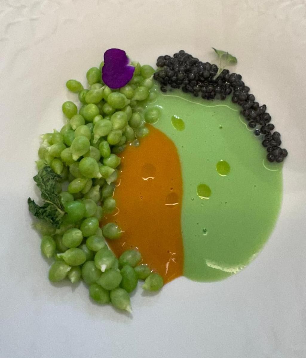 Guisantes de lágrima con un caldo de sus vainas y una bullabesa de erizo y caviar