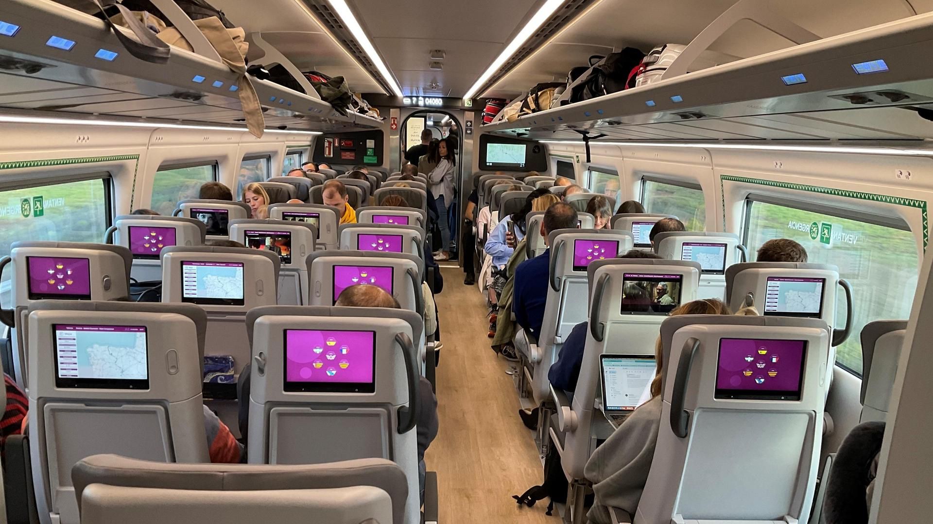 Imagen de archivo de un tren de Renfe para la línea de AVE entre Asturias y Madrid, Trenes s106