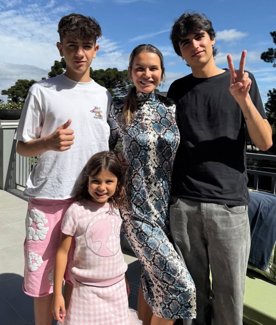Katia Aveiro junto a sus tres hijos