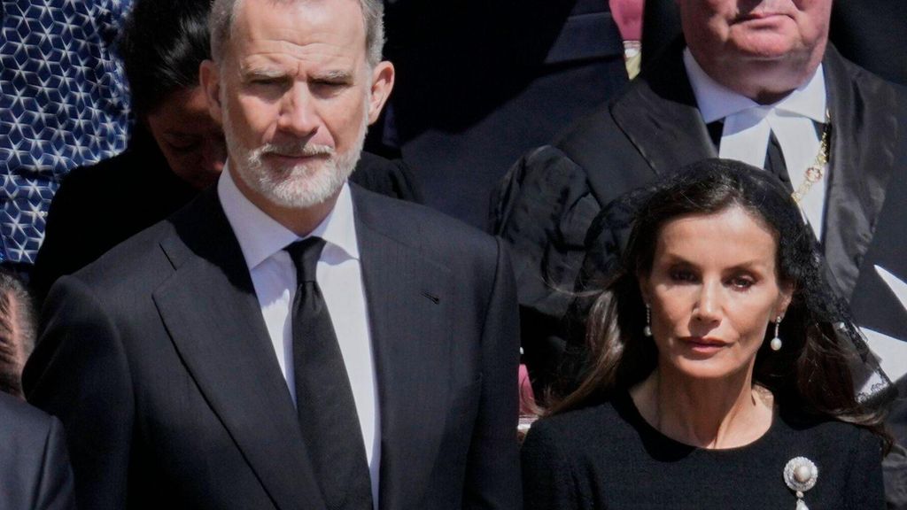 La reina Letizia no se persigna en el funeral del papa Francisco, en vídeo