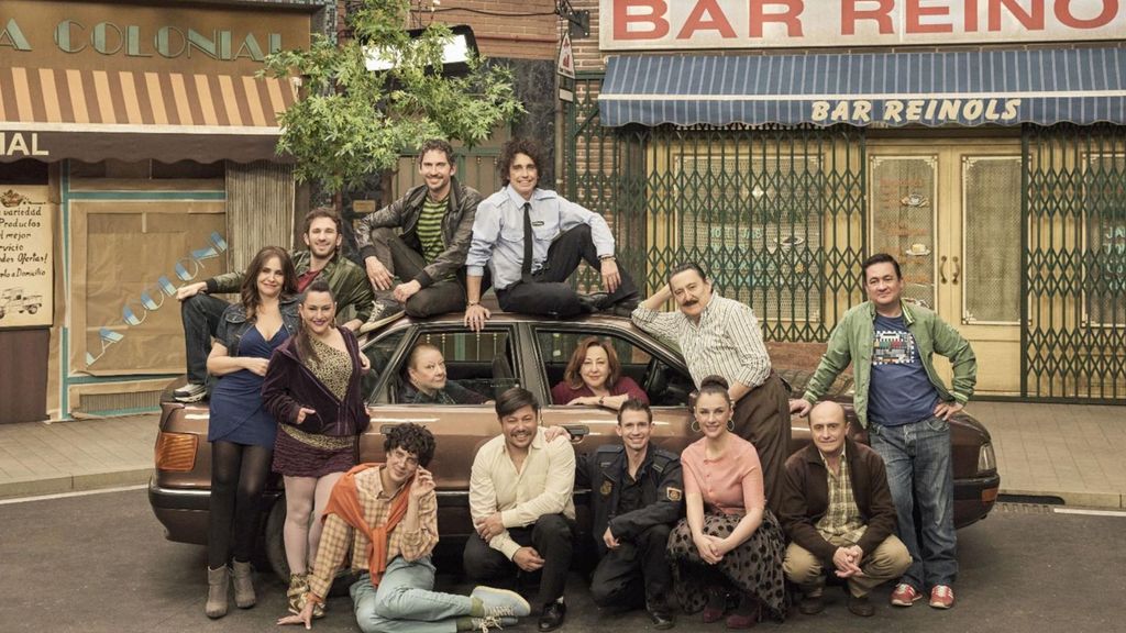 Los actores de la película frente al mítico Bar Reinolds