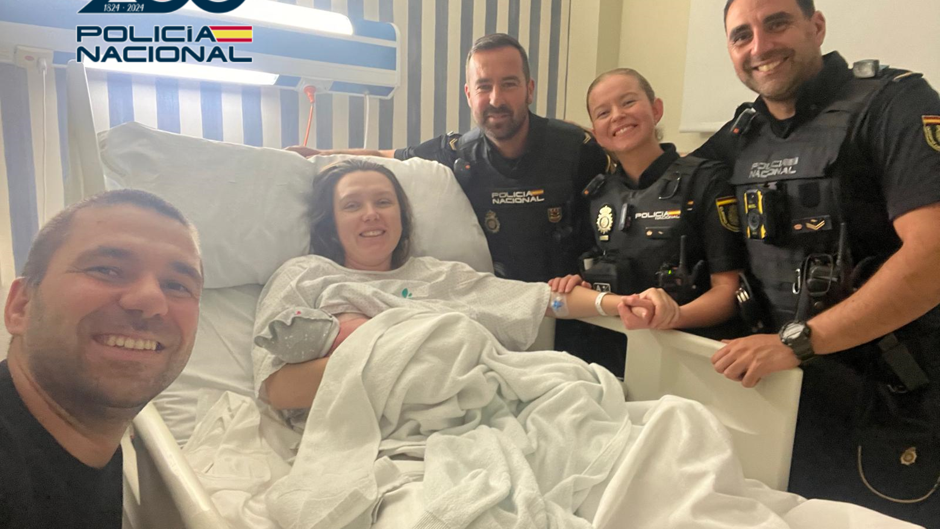 Los agentes junto a Damián, el bebé recién nacido, y sus padres