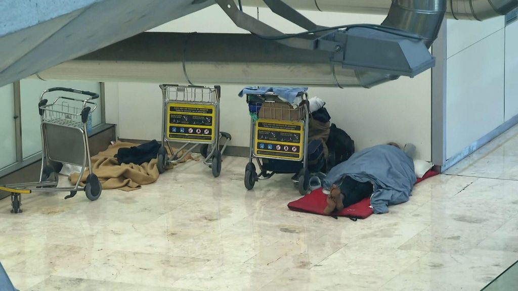 Las personas sin hogar burlan los controles de acceso al aeropuerto de Barajas