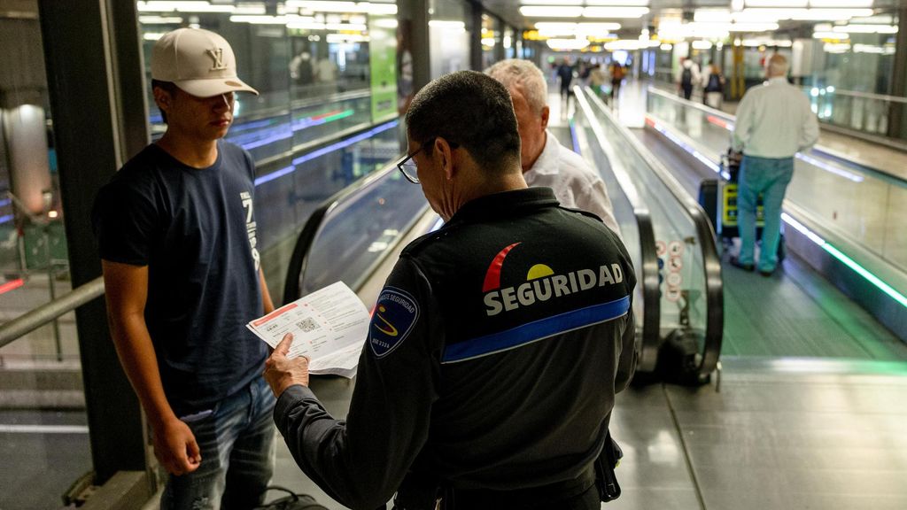 Primera noche de controles en el aeropuerto de Barajas: accesos cerrados y una gran presencia de seguridad