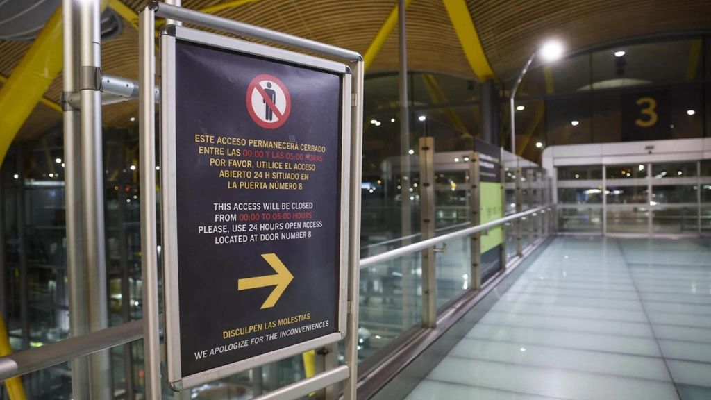 Un cartel informativo en el aeropuerto de Barajas