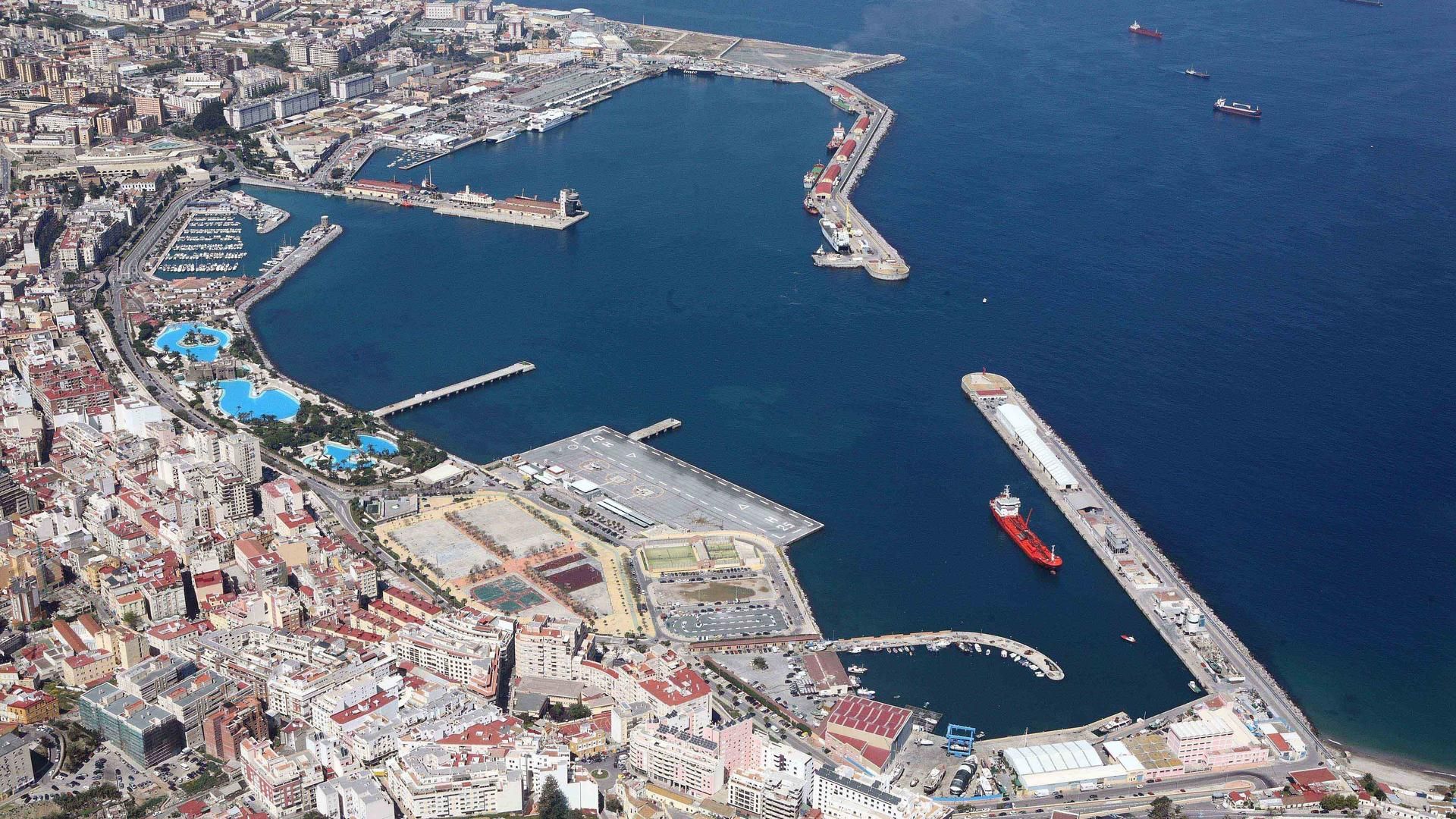 Vista aérea general del puerto de Ceuta