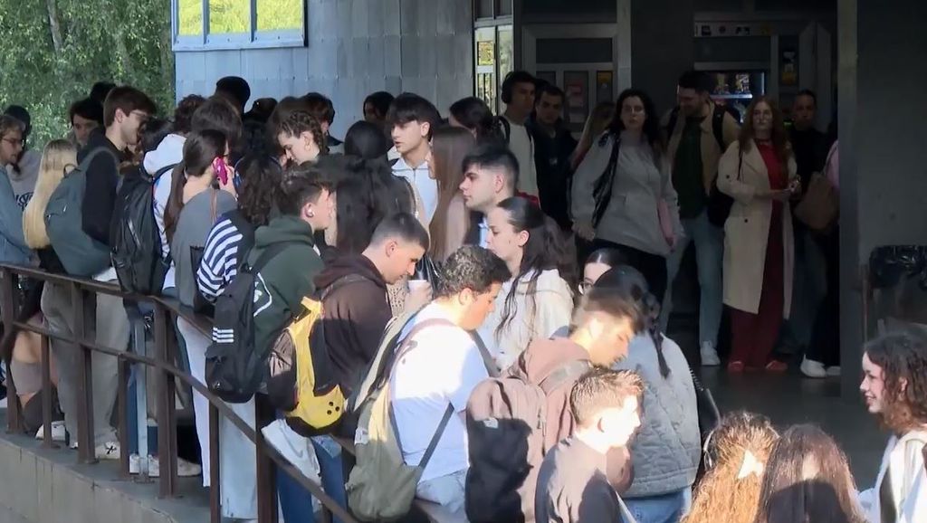 Vuelven la colas para entrar en la biblioteca Conchi de Santiago