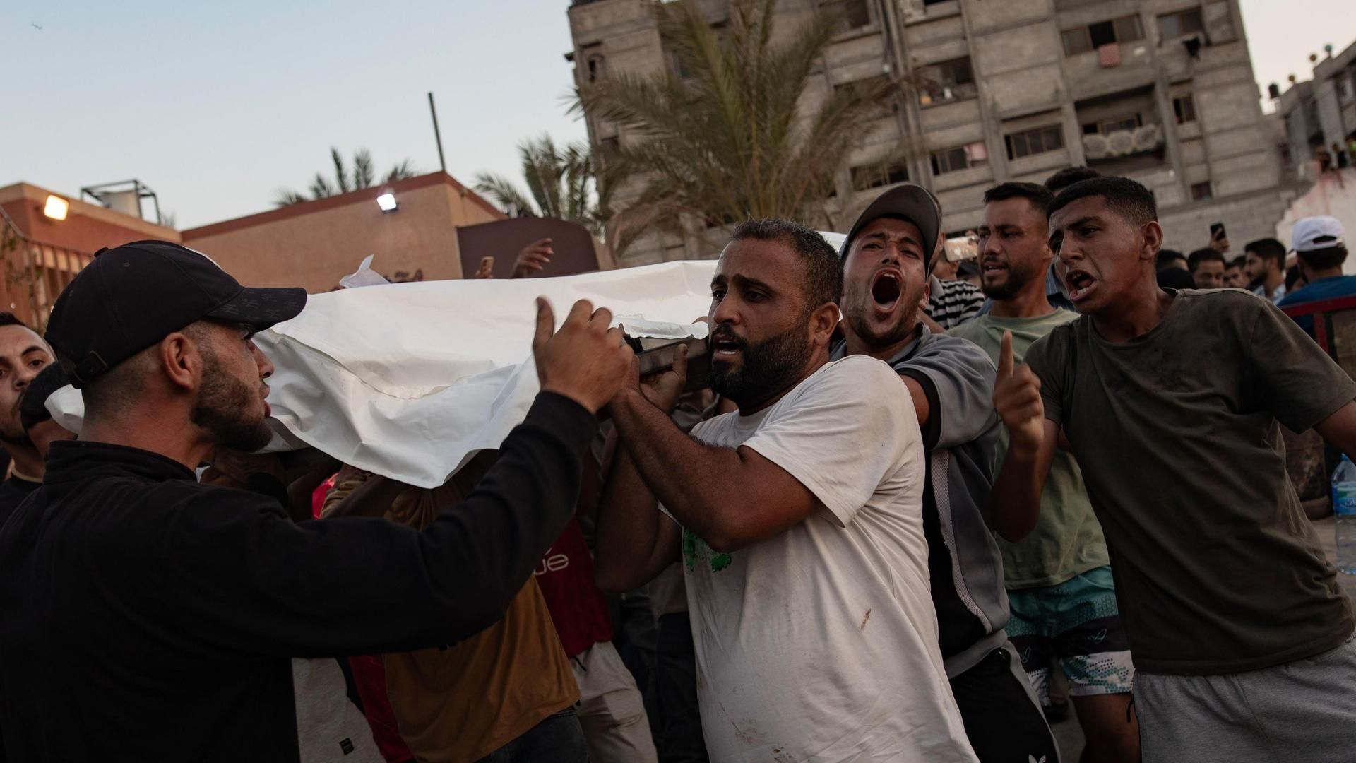 52 muertos en bombardeos israelíes en un campo de refugiados de Gaza 52 muertos en bombardeos israelíes en un campo de refugiados de Gaza