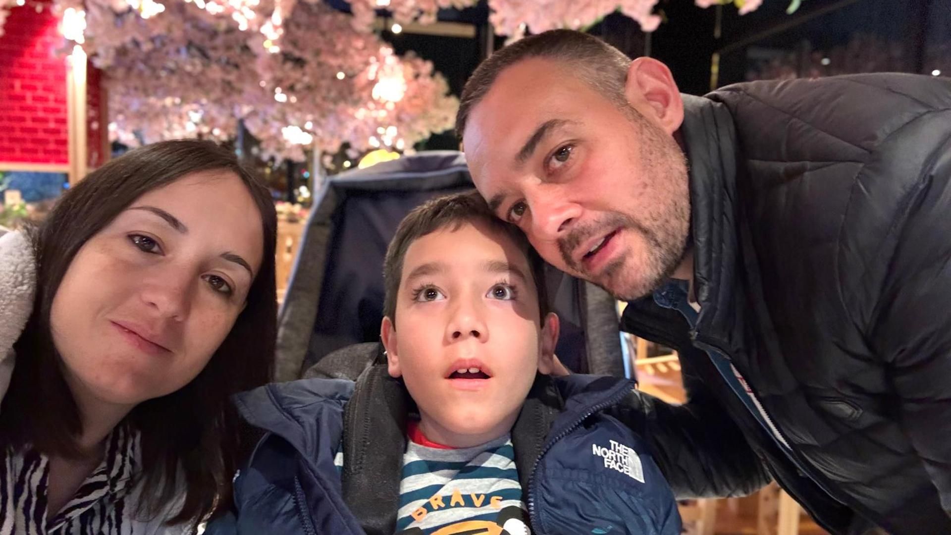 Adrián junto a sus padres Adrián junto a sus padres
