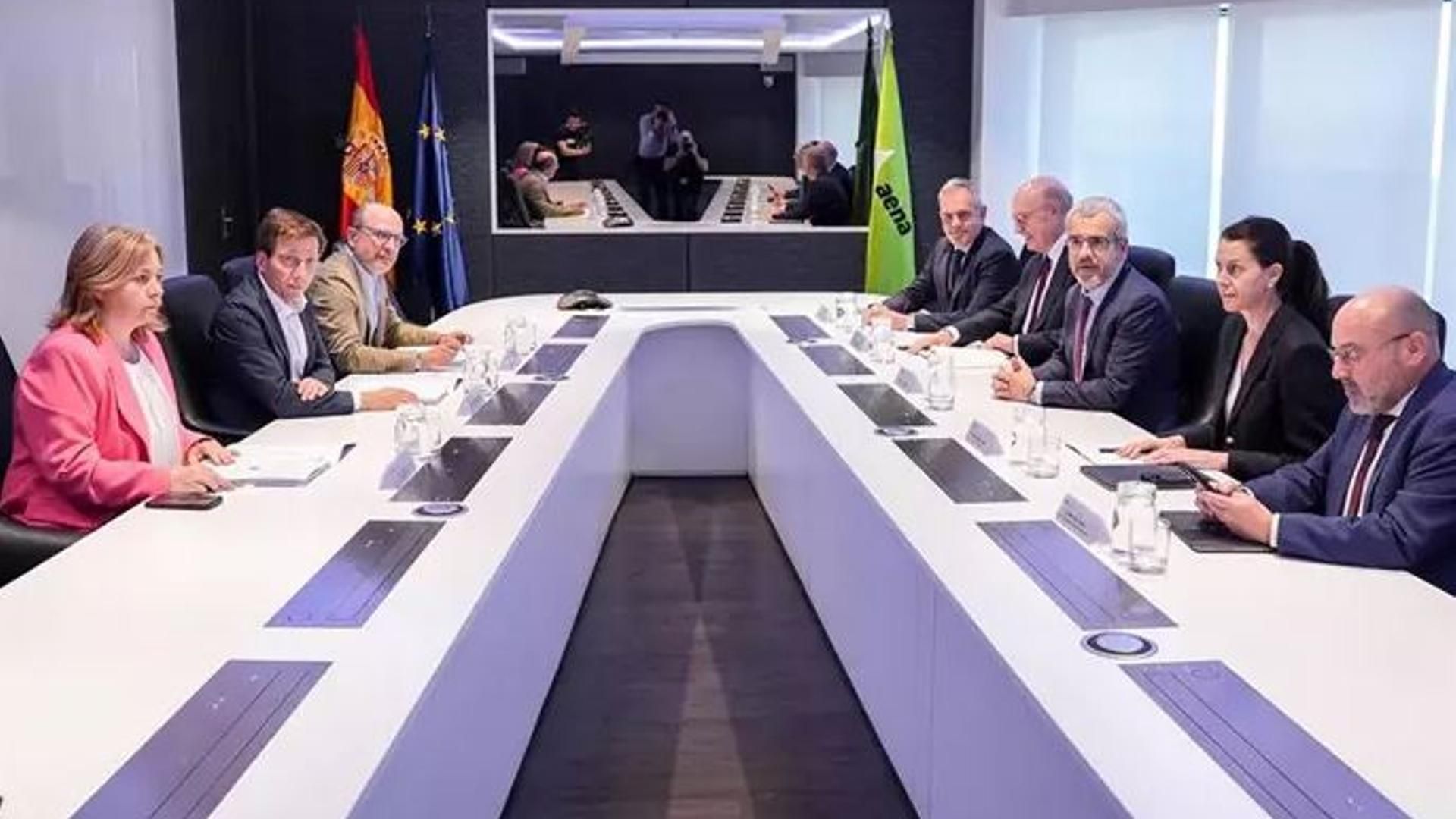 Aena y Madrid acuerdan que una entidad social identifique a los sintecho en Barajas