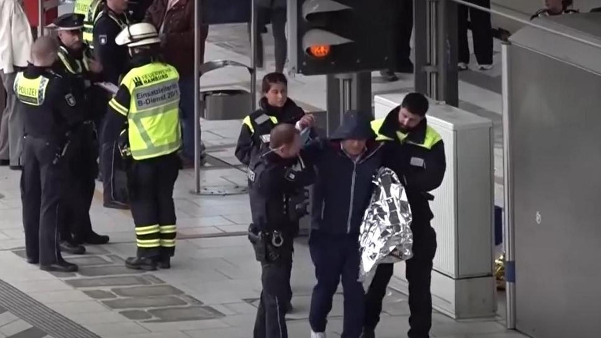 Al menos 12 personas heridas tras ser atacadas por una mujer con un cuchillo en Hamburgo este viernes Al menos 12 personas heridas tras ser atacadas por una mujer con un cuchillo en Hamburgo este viernes