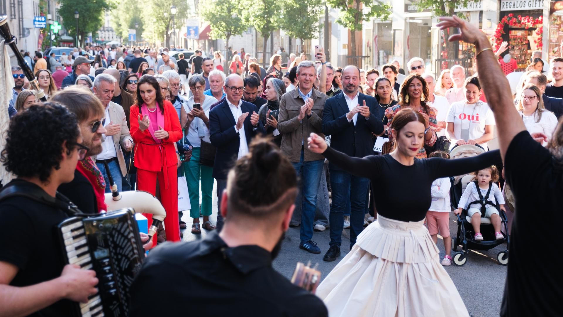 Bailando muñeiras durante la presentación del Xacobeo 2025