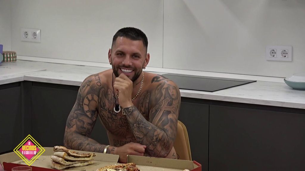 Barranco elige a Maica para una cena especial en el trastero: “En tu casa y contigo” Los vecinos de la casa de al lado Temporada 2 Top Vídeos 1604