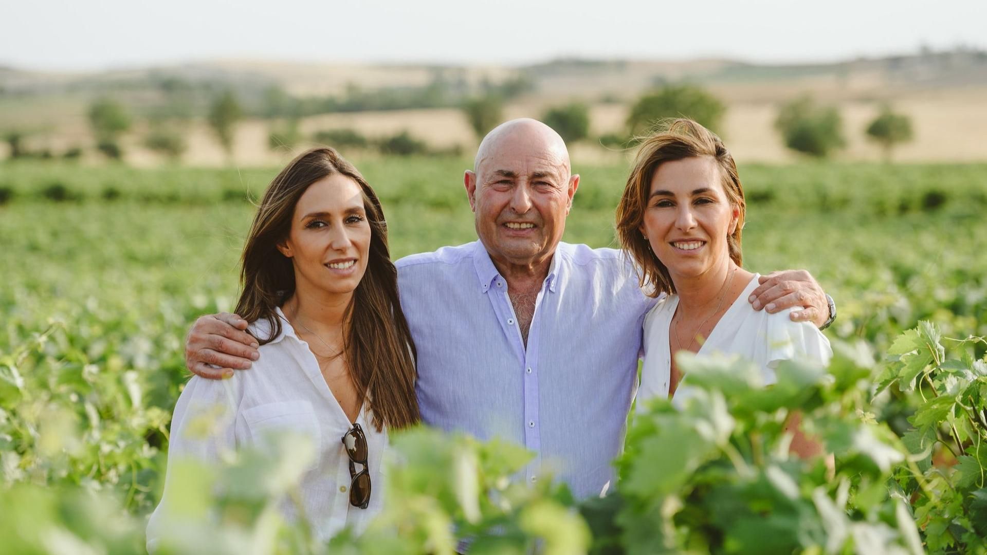 Carmelo Rodero junto a sus hijas, María y Beatriz.
