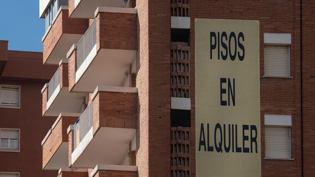 Cartel de alquiler de viviendas en la fachada de un edificio en Barcelona.