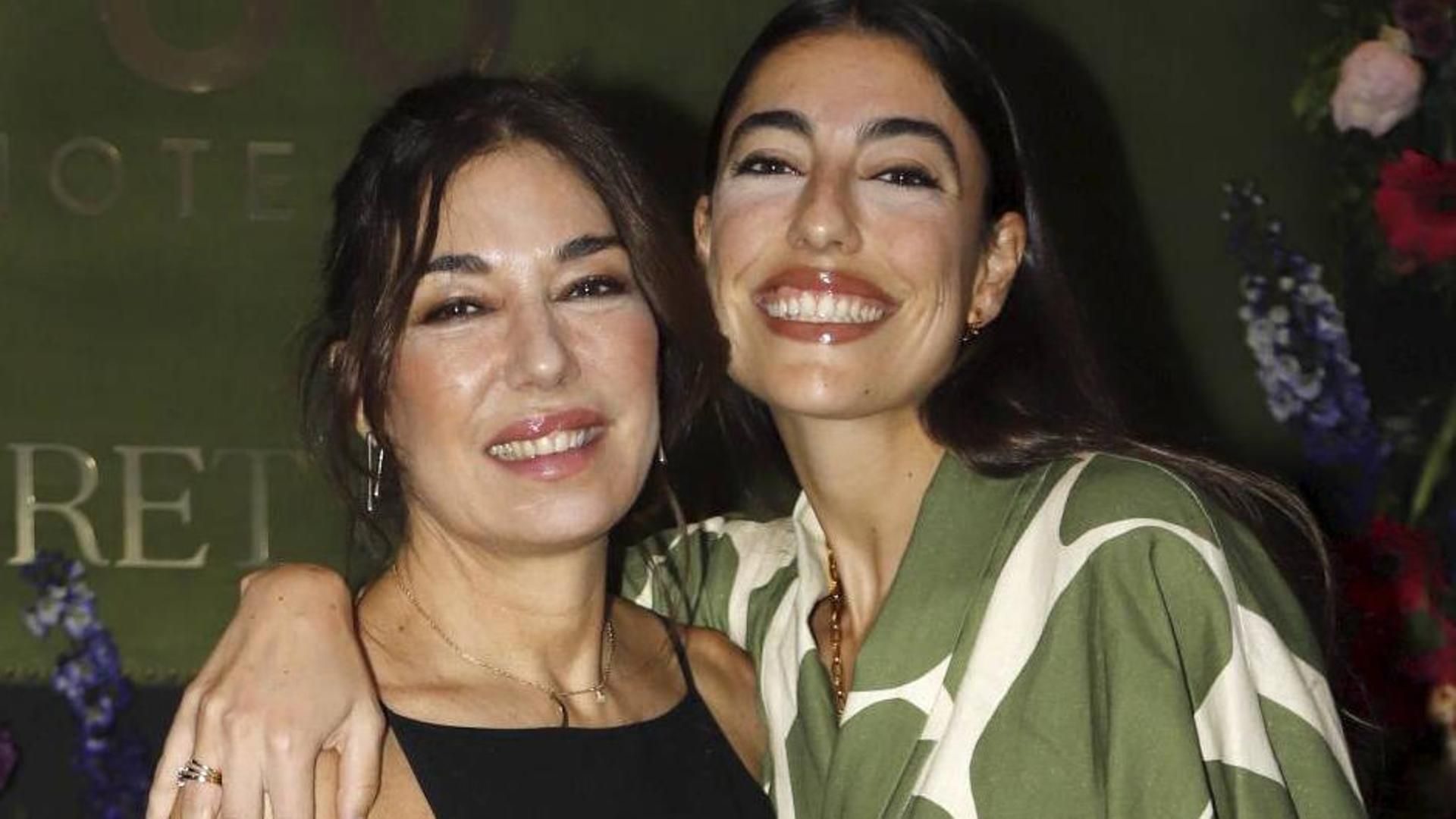 Claudia Ula, con su madre Raquel Revuelta